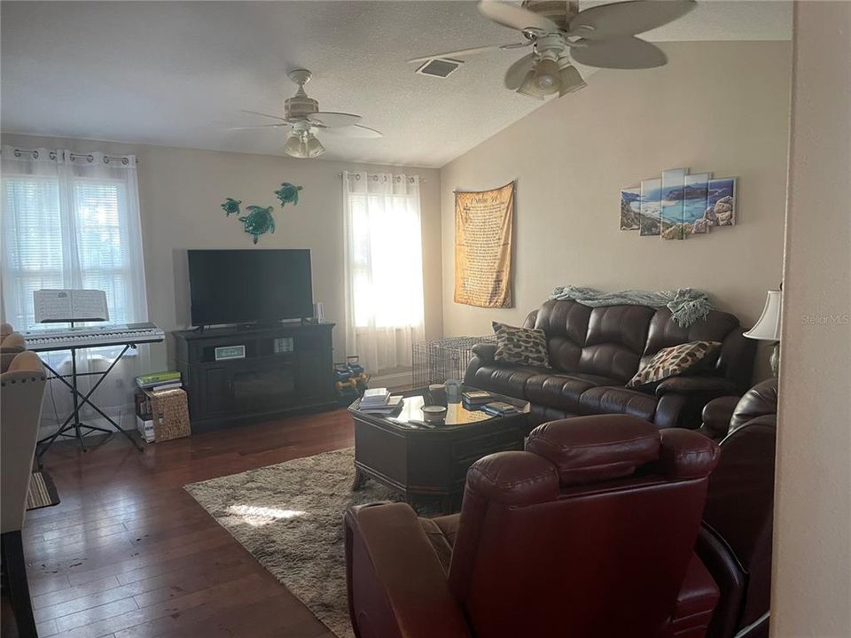 For Sale: $269,000 (3 beds, 2 baths, 1367 Square Feet)