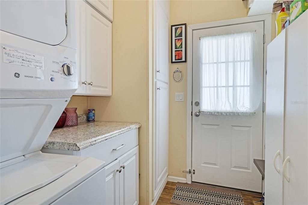 side entry and laundry room with cabinets