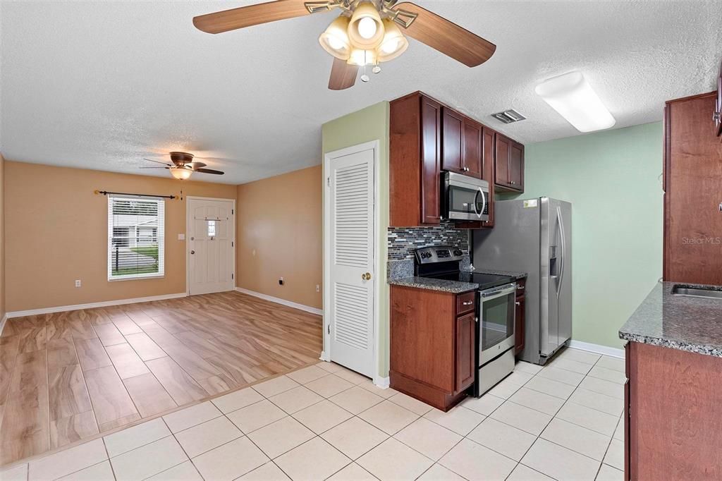 For Sale: $325,000 (2 beds, 1 baths, 945 Square Feet)