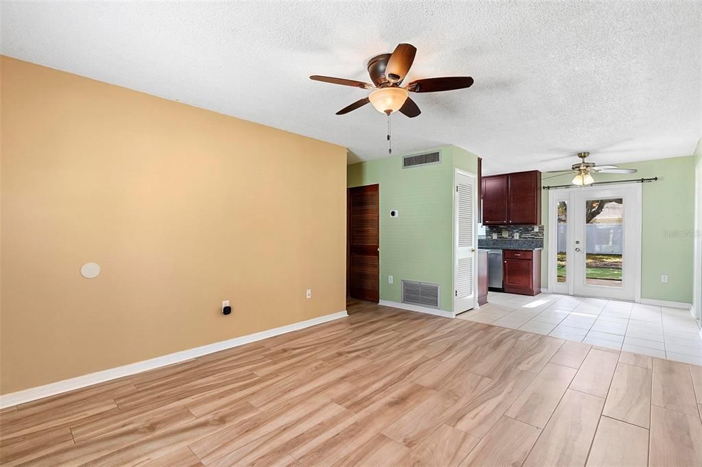 For Sale: $325,000 (2 beds, 1 baths, 945 Square Feet)