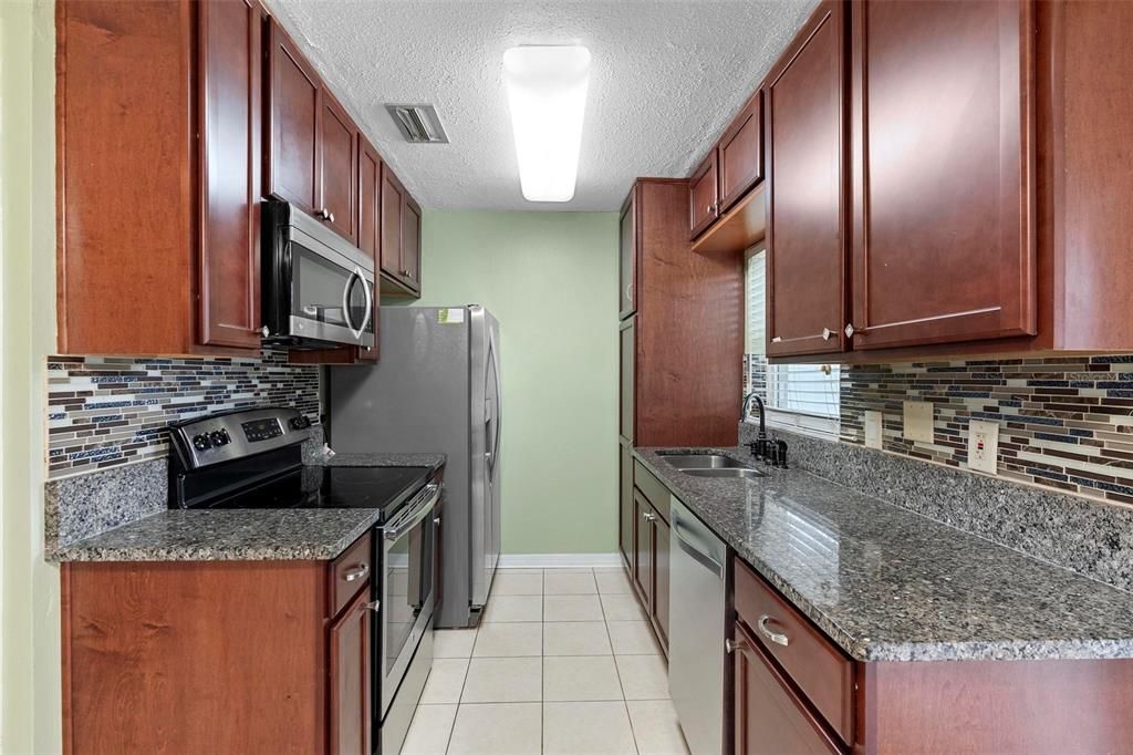 For Sale: $325,000 (2 beds, 1 baths, 945 Square Feet)