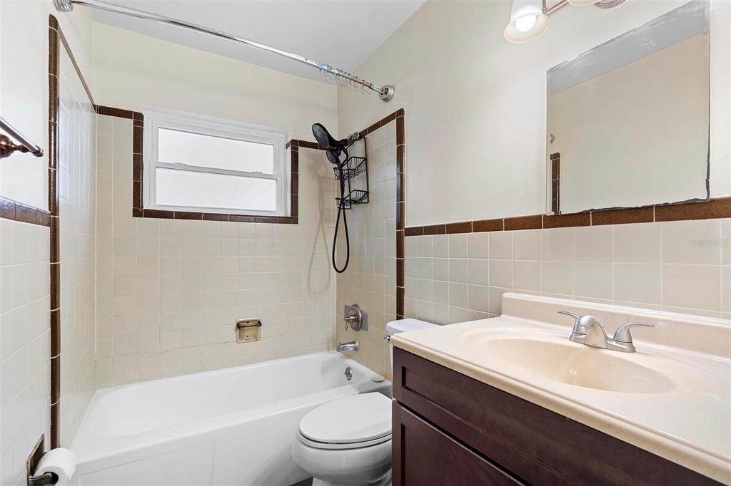 For Sale: $325,000 (2 beds, 1 baths, 945 Square Feet)