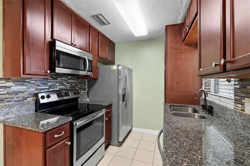 For Sale: $325,000 (2 beds, 1 baths, 945 Square Feet)