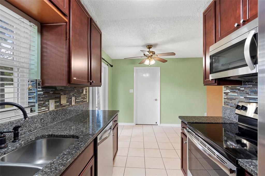 For Sale: $325,000 (2 beds, 1 baths, 945 Square Feet)