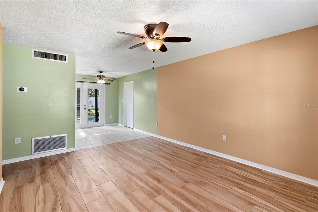 For Sale: $325,000 (2 beds, 1 baths, 945 Square Feet)