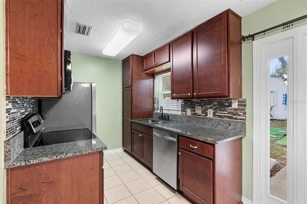 For Sale: $325,000 (2 beds, 1 baths, 945 Square Feet)