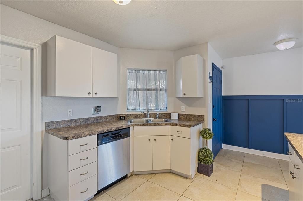 Active With Contract: $335,900 (3 beds, 2 baths, 1179 Square Feet)