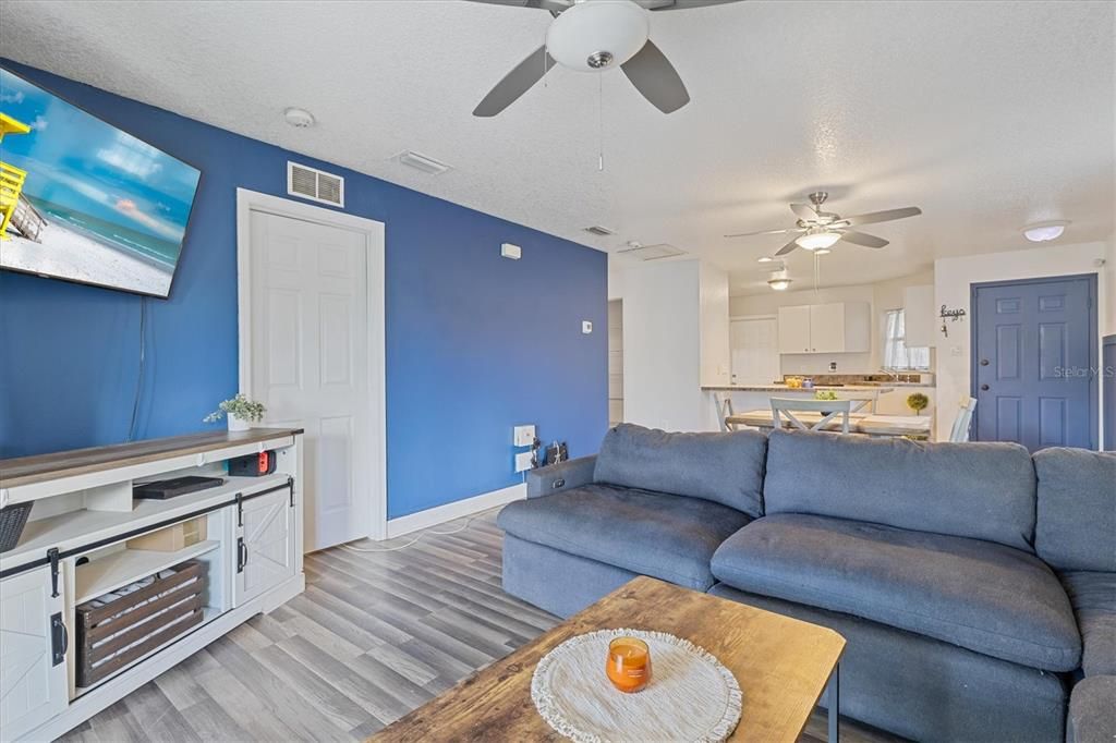 Active With Contract: $335,900 (3 beds, 2 baths, 1179 Square Feet)