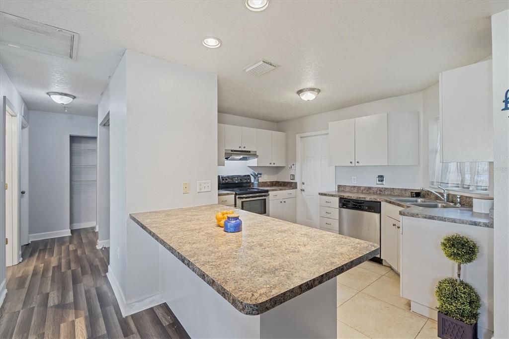 Active With Contract: $335,900 (3 beds, 2 baths, 1179 Square Feet)