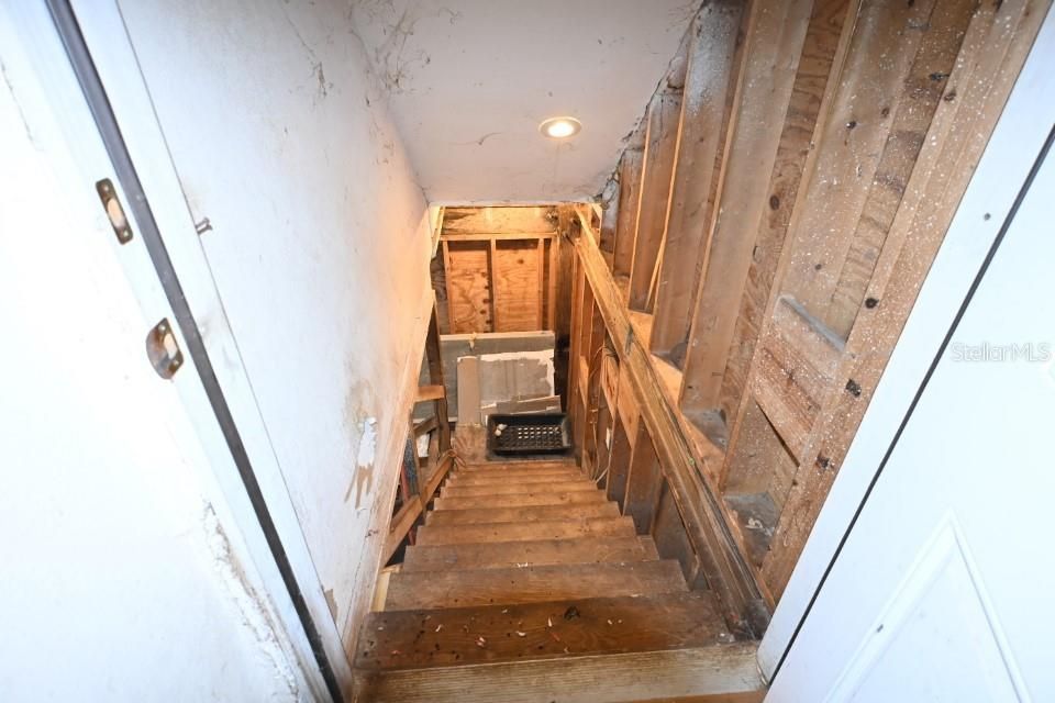 STAIRWELL TO LAUNDRY ROOM ON GRD LEVEL