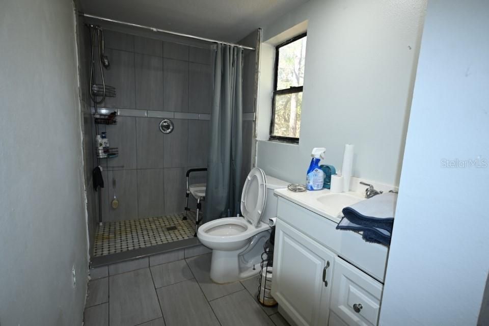 FULLY FUNCTIONAL BATHOOM 1ST FLOOR