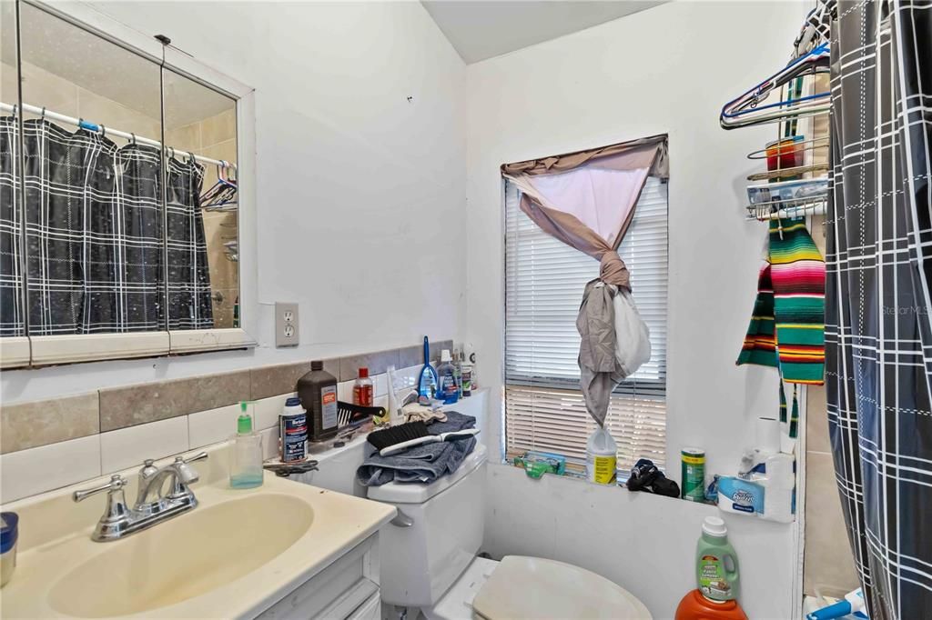 Active With Contract: $170,000 (2 beds, 1 baths, 960 Square Feet)