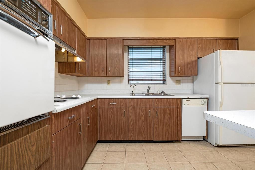 For Sale: $245,000 (2 beds, 2 baths, 1264 Square Feet)