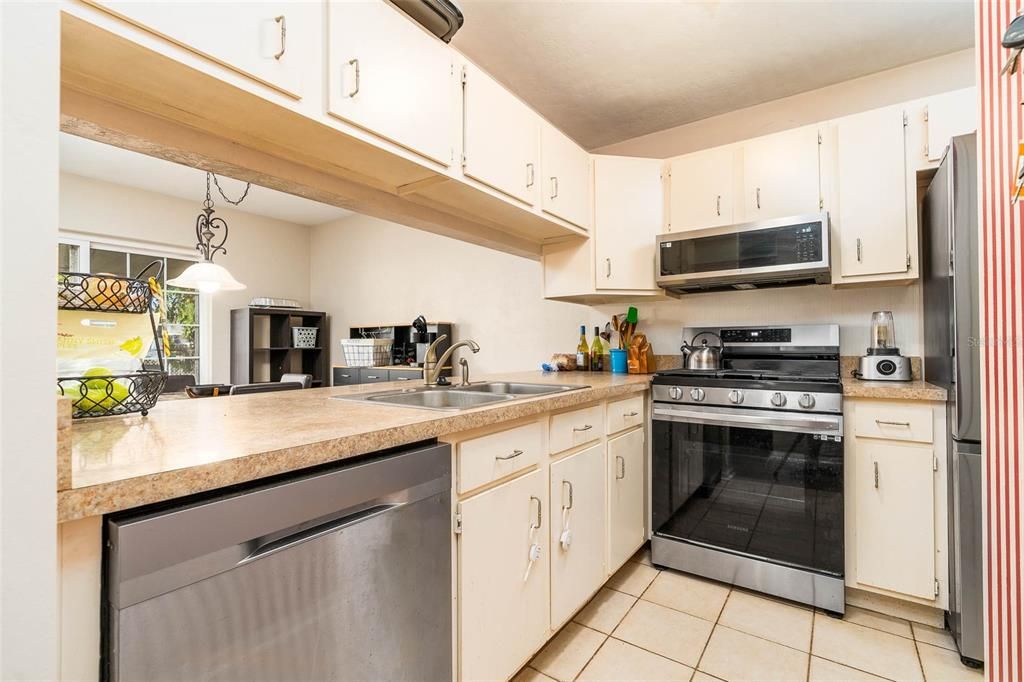 For Sale: $229,000 (2 beds, 2 baths, 1279 Square Feet)