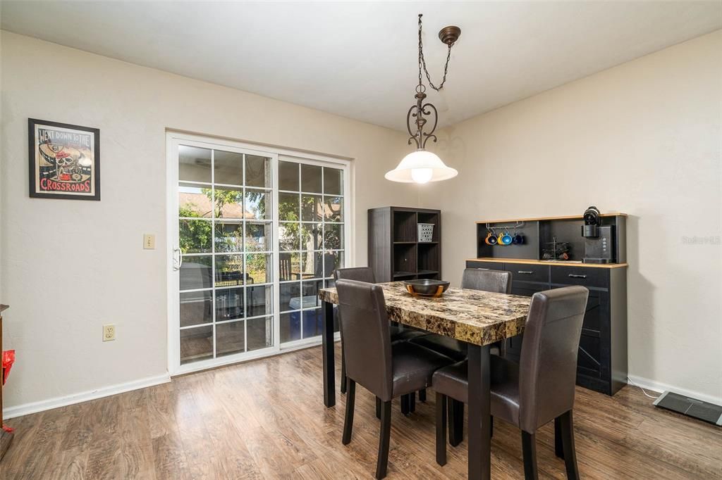 For Sale: $229,000 (2 beds, 2 baths, 1279 Square Feet)