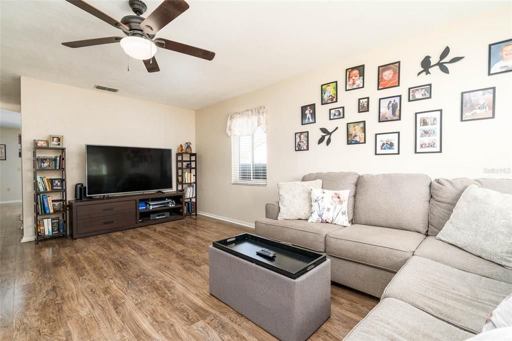 For Sale: $229,000 (2 beds, 2 baths, 1279 Square Feet)