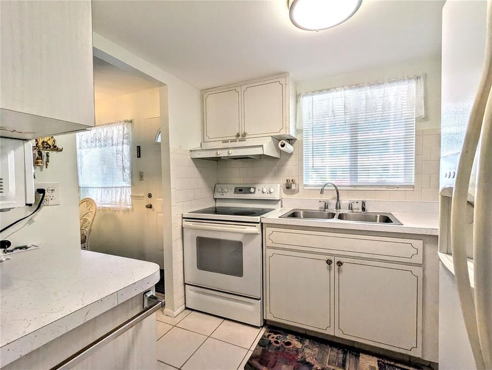 For Sale: $159,900 (2 beds, 1 baths, 744 Square Feet)