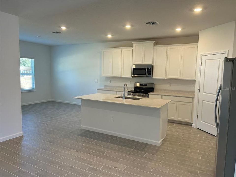 Kitchen with SS appliances and quartz countertops