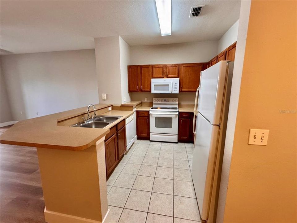 For Sale: $187,000 (1 beds, 1 baths, 801 Square Feet)