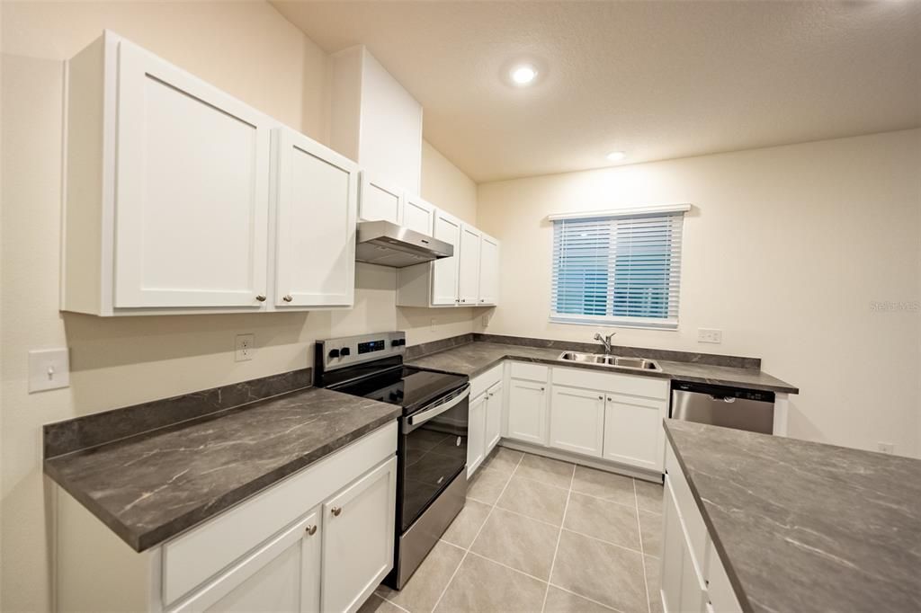 For Rent: $2,600 (3 beds, 2 baths, 1908 Square Feet)