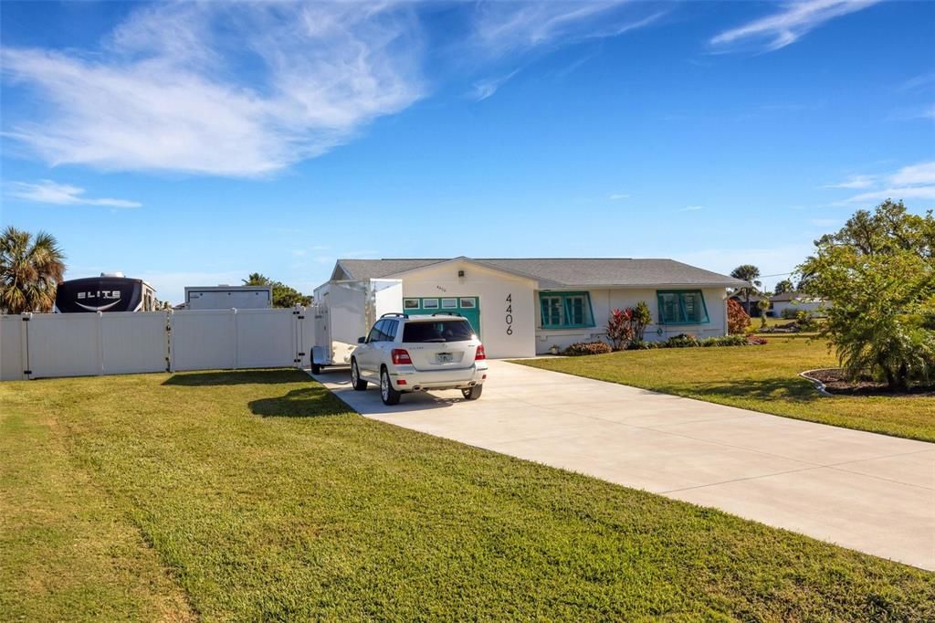 For Sale: $450,000 (2 beds, 2 baths, 1230 Square Feet)