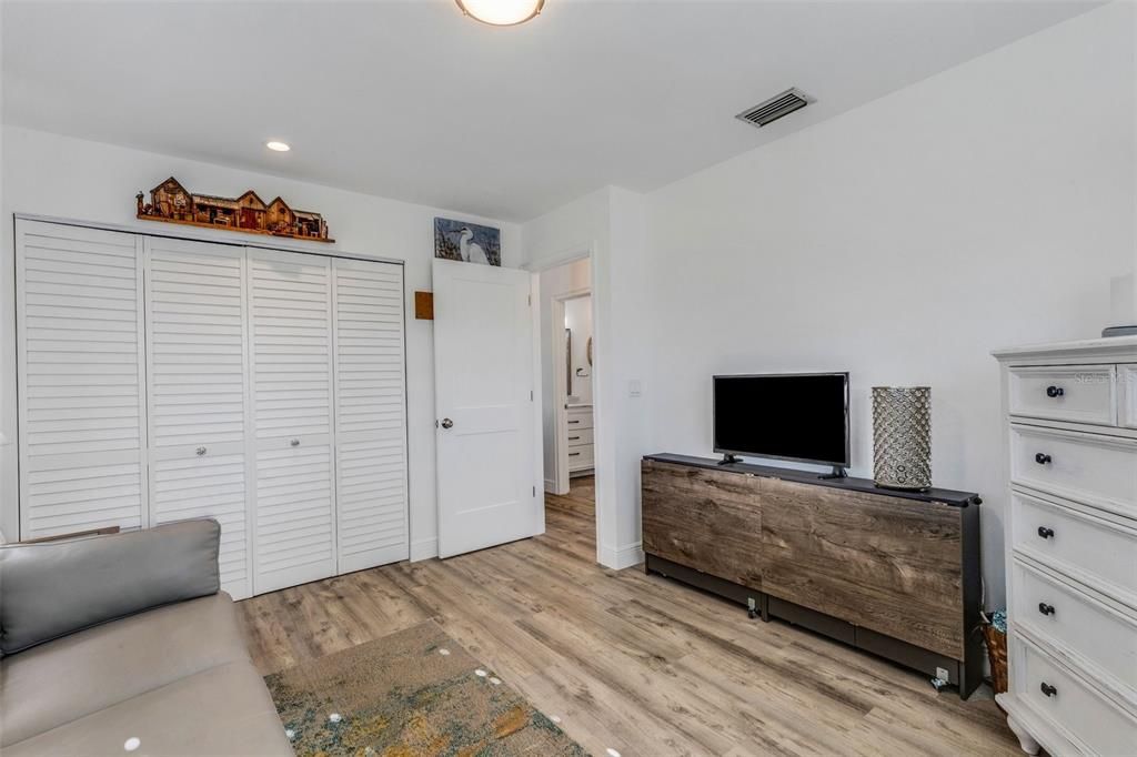 For Sale: $450,000 (2 beds, 2 baths, 1230 Square Feet)