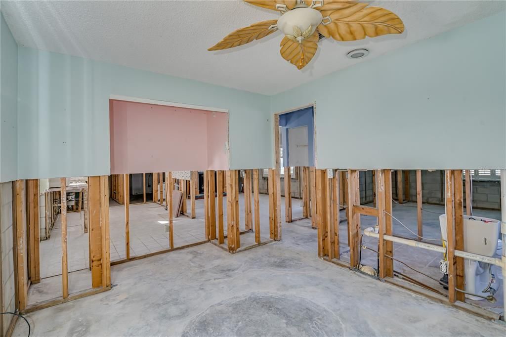 For Sale: $250,000 (2 beds, 1 baths, 888 Square Feet)