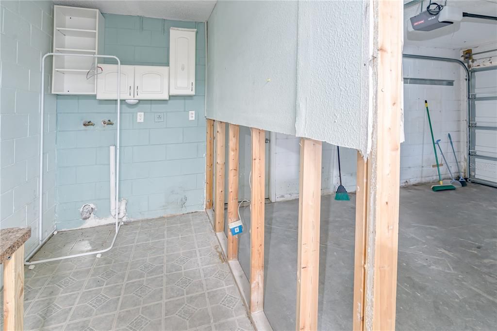 For Sale: $250,000 (2 beds, 1 baths, 888 Square Feet)