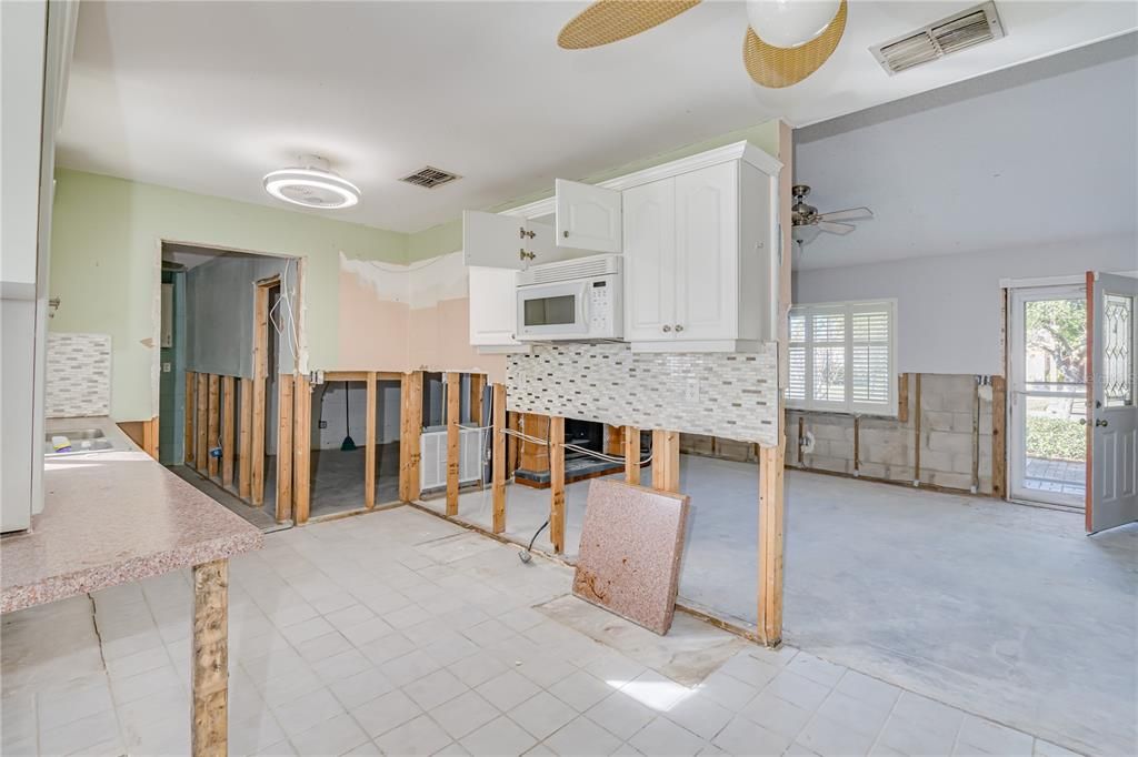 For Sale: $250,000 (2 beds, 1 baths, 888 Square Feet)