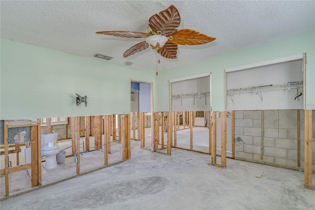 For Sale: $250,000 (2 beds, 1 baths, 888 Square Feet)