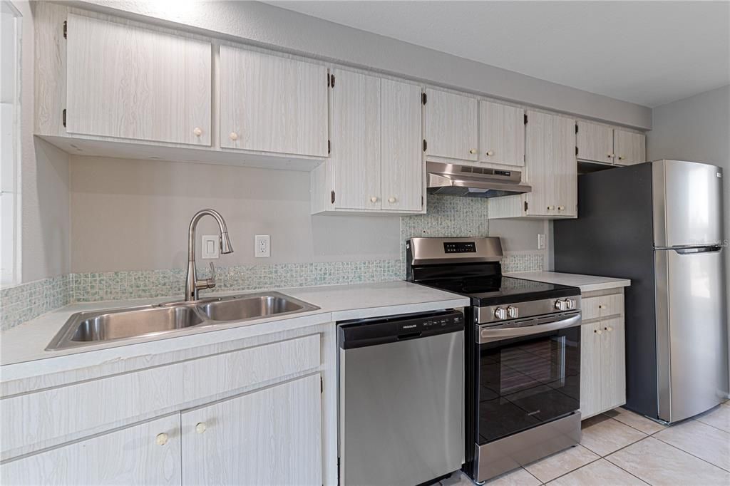 For Sale: $385,900 (2 beds, 1 baths, 1319 Square Feet)