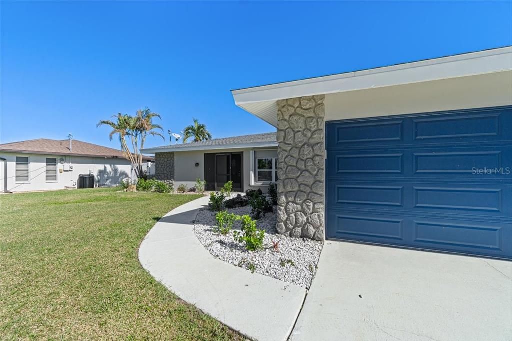 For Sale: $799,900 (3 beds, 2 baths, 1956 Square Feet)