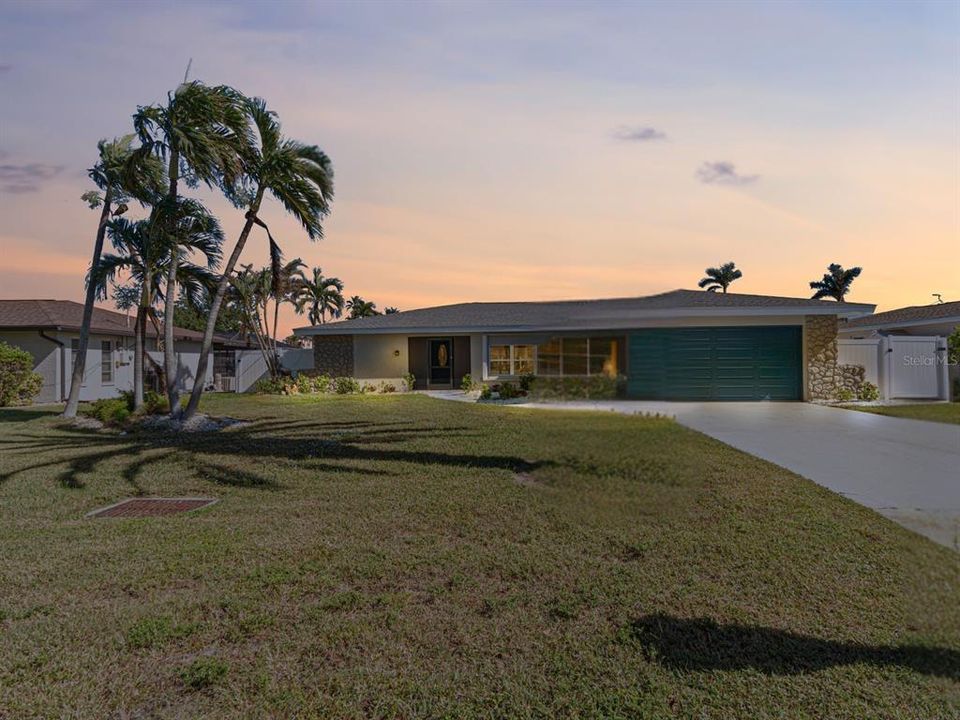 For Sale: $799,900 (3 beds, 2 baths, 1956 Square Feet)