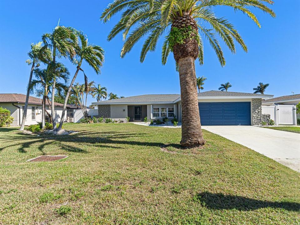 For Sale: $799,900 (3 beds, 2 baths, 1956 Square Feet)