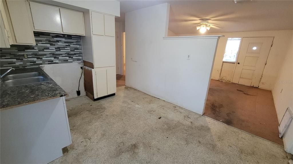 Active With Contract: $159,900 (2 beds, 1 baths, 860 Square Feet)