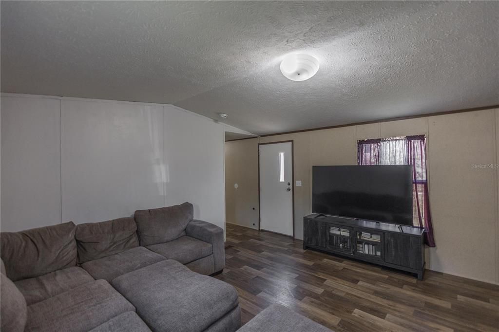 For Sale: $174,000 (3 beds, 2 baths, 1140 Square Feet)