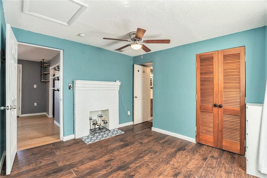 Active With Contract: $249,900 (2 beds, 2 baths, 822 Square Feet)