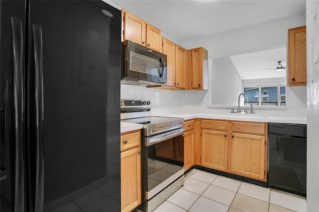 For Sale: $230,000 (2 beds, 2 baths, 992 Square Feet)