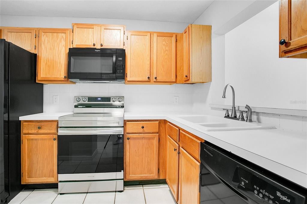 For Sale: $230,000 (2 beds, 2 baths, 992 Square Feet)