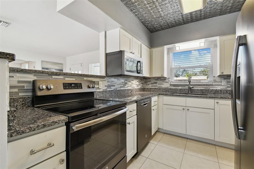 For Sale: $325,000 (2 beds, 1 baths, 926 Square Feet)