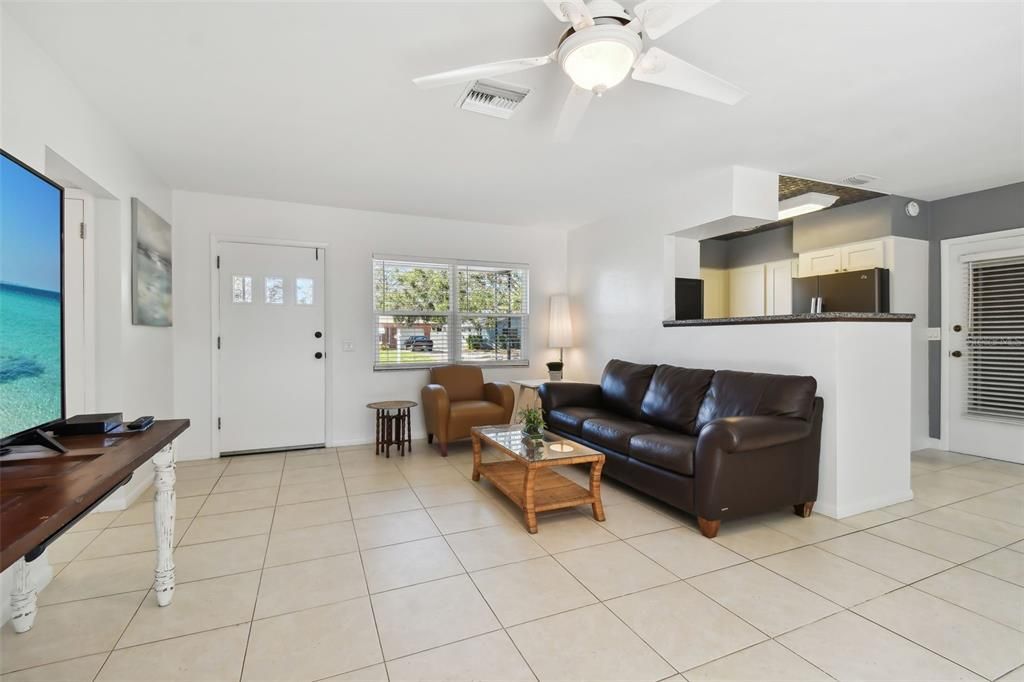 For Sale: $325,000 (2 beds, 1 baths, 926 Square Feet)