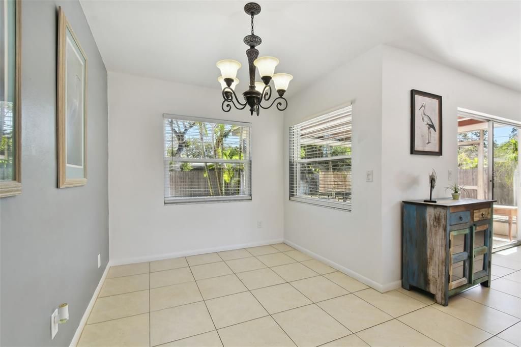 For Sale: $325,000 (2 beds, 1 baths, 926 Square Feet)