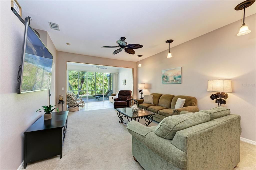 For Sale: $399,900 (2 beds, 2 baths, 1701 Square Feet)