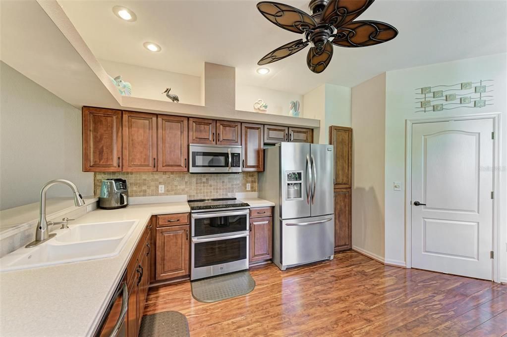 For Sale: $399,900 (2 beds, 2 baths, 1701 Square Feet)