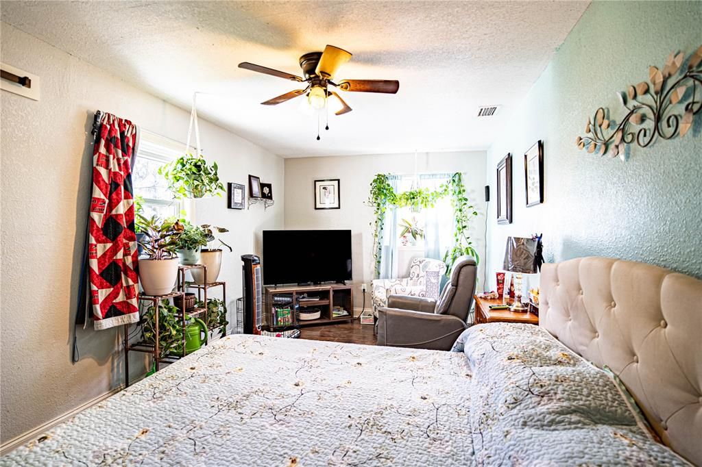 For Sale: $245,000 (4 beds, 1 baths, 1454 Square Feet)