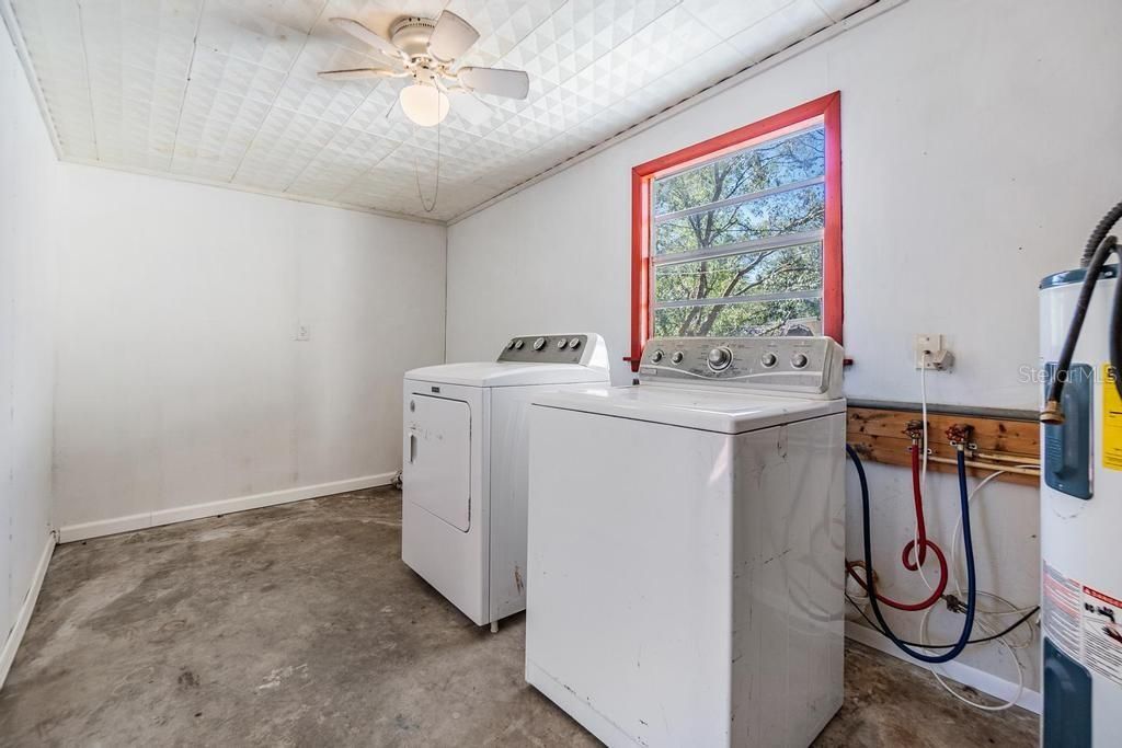 Active With Contract: $300,000 (3 beds, 2 baths, 1232 Square Feet)