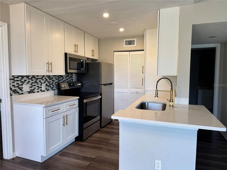 For Sale: $205,000 (2 beds, 2 baths, 934 Square Feet)