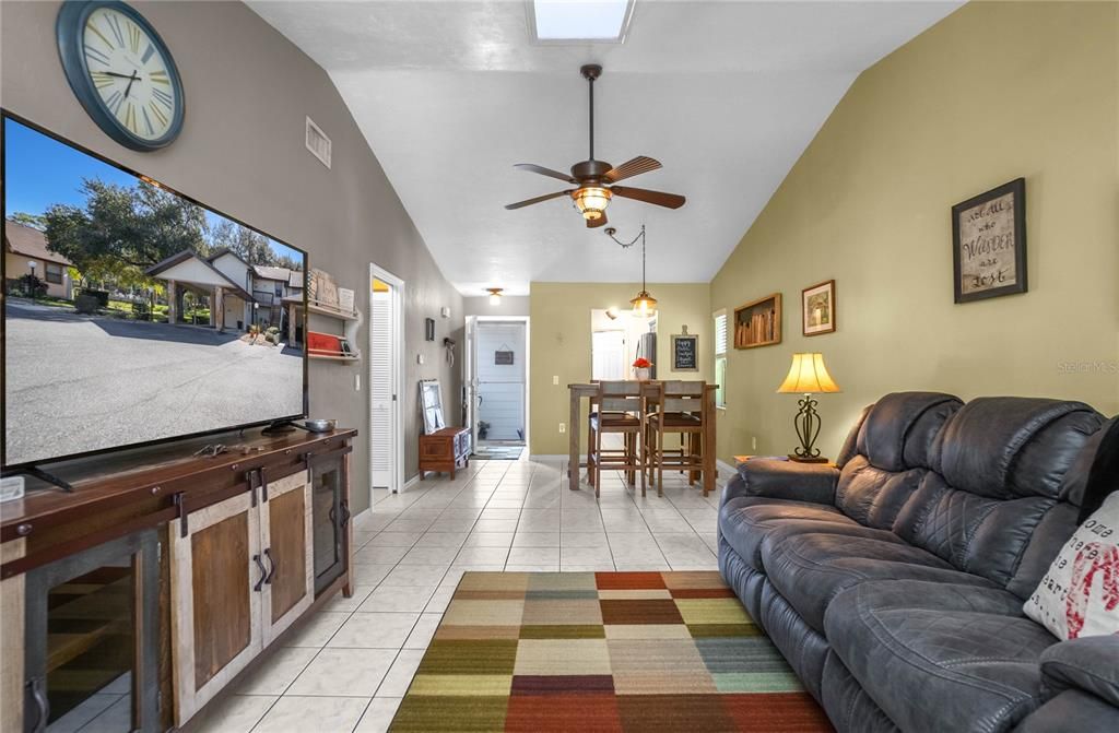 For Sale: $186,900 (2 beds, 2 baths, 990 Square Feet)