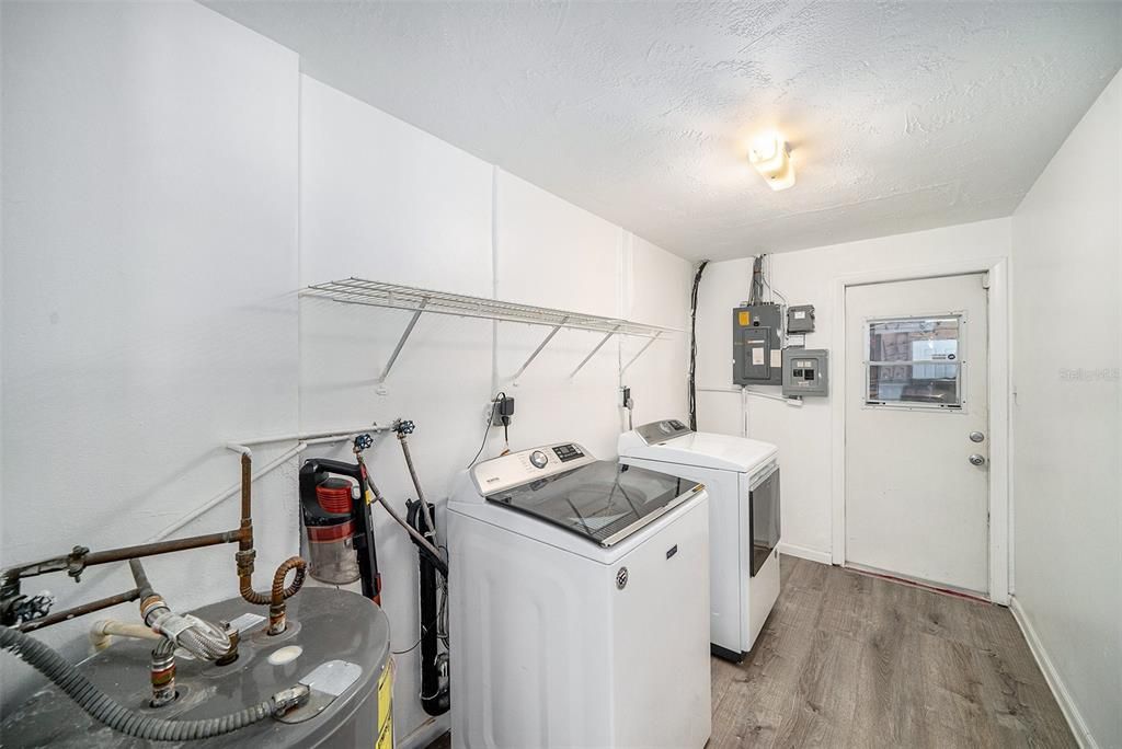 For Sale: $349,000 (3 beds, 2 baths, 1656 Square Feet)