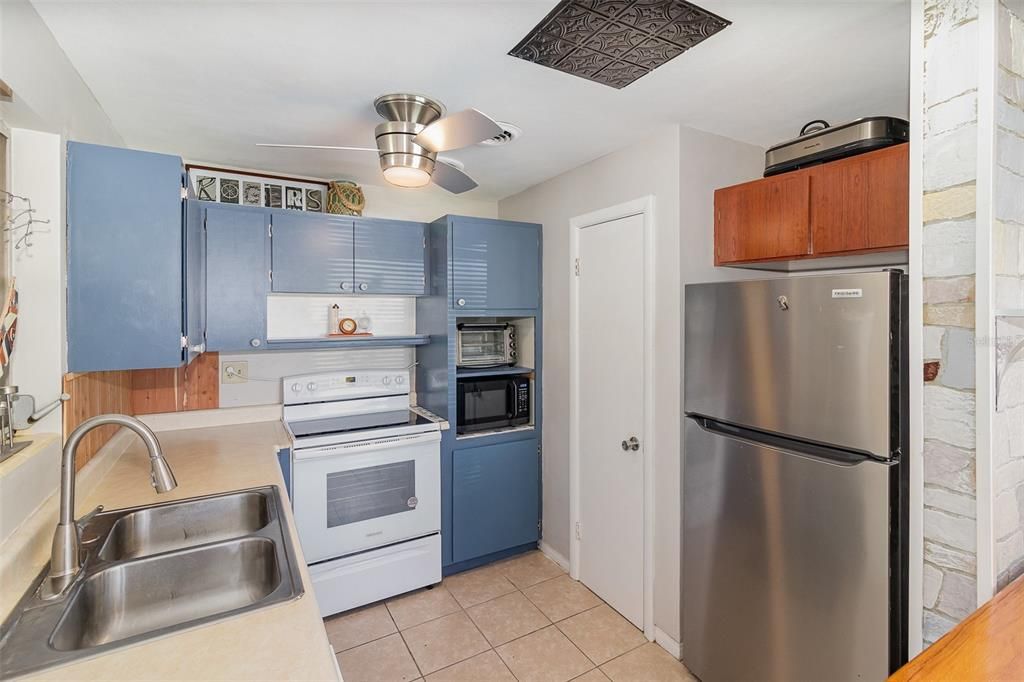 For Sale: $289,999 (3 beds, 2 baths, 1367 Square Feet)